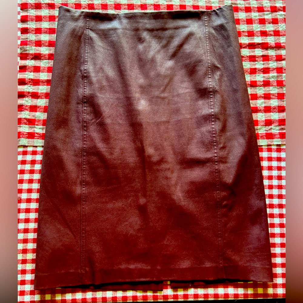 VINCE - Burgundy Lamb skin leather pencil skirt. Knee length.